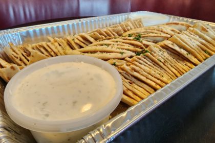 Tzatziki sauce with pitas